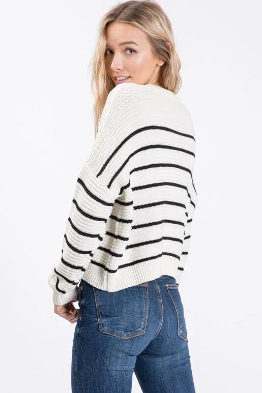 Winter Wonder Ivory and Black Striped Sweater with Zigzag ribbed knit pattern.
Color: Ivory
Super soft casual and slightly oversized for a slouchy fit with a shorter length.